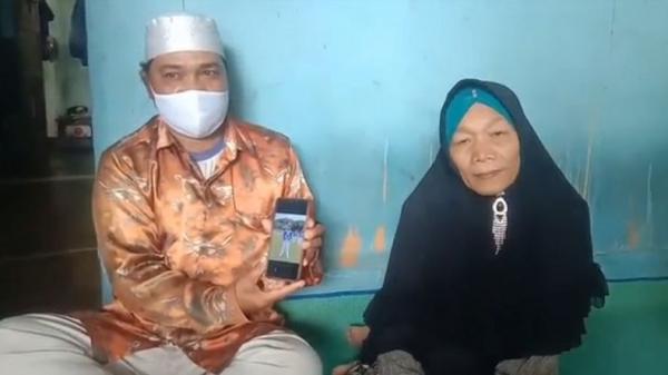 Orang tua Ahmad Ridho menunjukkan foto anaknya Orang tua Ahmad Ridho menunjukkan foto anaknya saat acara Wisuda Prajurit Taruna Akademi Angkatan Laut, Jumat (27/11/2020). (Foto: iNews/Ulil Amri)