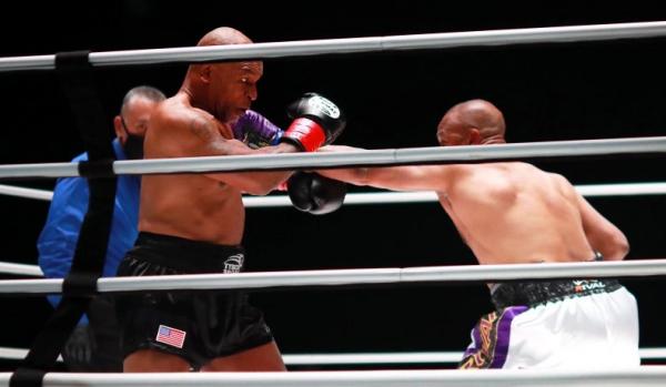Mike Tyson Vs Roy Jones Jr 2 Duel Mike Tyson vs Roy Jones Jr, Minggu (29/11/2020) siang WIB berakhir tanpa pemenang (Foto: USA Today)