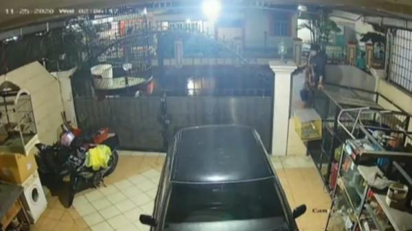 Pria bersarung mencuri burung Murai Batu di Palembang (Firdaus/iNews)