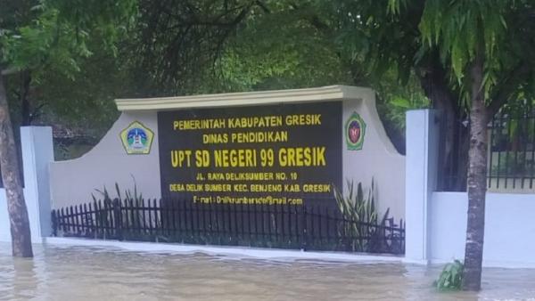 Banjir melanda sejumlah kawasan di Kabupaten Gresik, Jatim, Senin (30/11/2020). (Foto: SINDOnews/Ashadi Iksan)