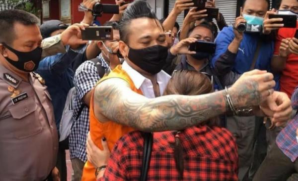 Jerinx peluk nora Jerinx tiba di Lapas Kerobokan dan menantang Jaksa berdebat disiarkan langsug di media sosial. (Sindonews.com/Miftachul Chusna)