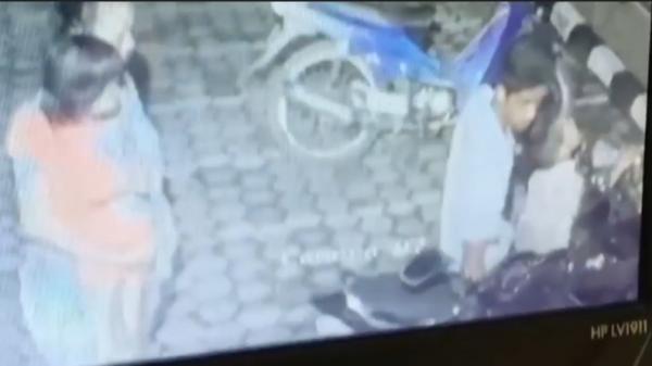 Pelaku pencuri ponsel Pelaku saat beraksi mencuri ponsel sambil bawa anak istri (Budi Sunandar/iNews)