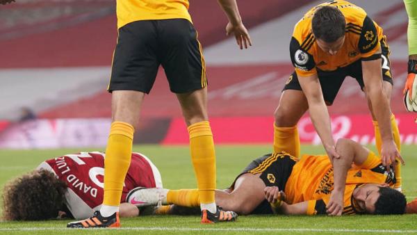 Raul Jimenez Striker Wolverhampton Wanderers Raul Jimenez (kanan bawah) tergeletak tak sadarkan diri usai benturan kepala dengan David Luiz (kiri bawah) pada pekan kesepuluh Premier League di Emirates Stadium, Senin (30/11/2020) dini hari WIB. (Foto: REUTERS)