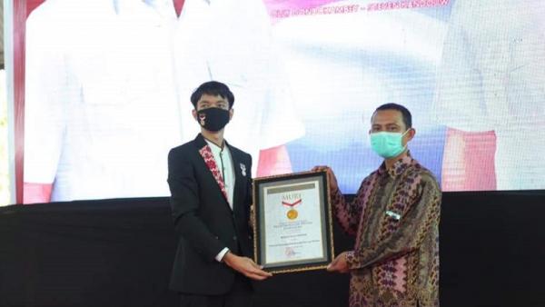 Perwakilan MURI memberikan piagam MURI kepada Rekan ODSK. Olly Dondokambey dan Steven Kandouw berhasil mencatatkan nama di MURI, yaitu Testimoni Dukungan Politik Secara Nonstop Terlama. (Foto: Okezone/Subhan Sabu)