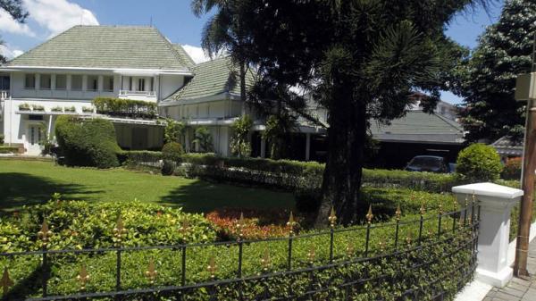 Potongan video saat Wali Kota Malang Sutiaji menjalani perawatan di rumah dinas. (Foto: iNews.id/Deni Irwansyah)
