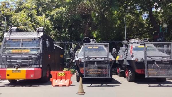 Pengamanan di Polda Metro Jaya diperketat terkait pemanggilan Habib Rizieq Shihab, Selasa (1/12/2020). (Foto: Irfan Maruf/ iNews.id).