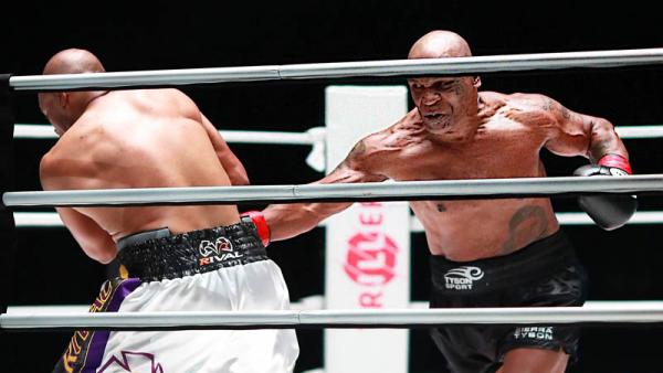 Mike Tyson Roy Jones Jr Mike Tyson (kanan) melepaskan pukulan ke arah perut Roy Jones Jr pada pertandingan di Staples Center, Los Angeles, Amerika Serikat (AS), Minggu (29/11/2020) siang WIB. (Foto: REUTERS)