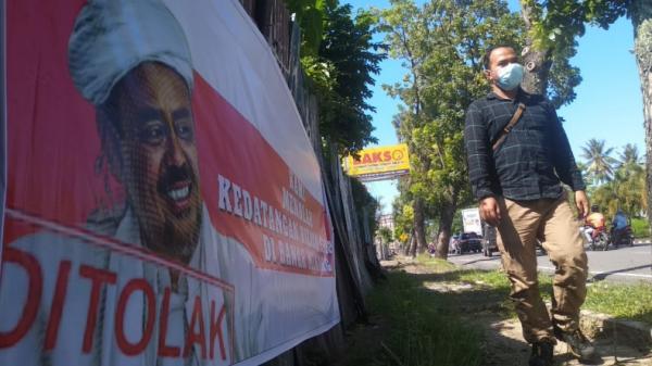 Spanduk penolakan kedatangan Imam Besar Front Pembela Islam (FPI) Habib Rizieq di Kota Padang (Rus Akbar/Okezone)