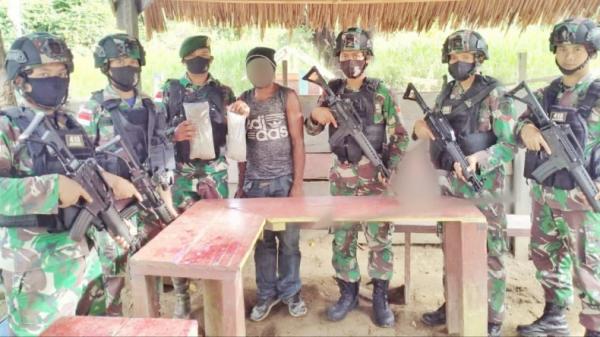 Satgas Pamtas RI-PNG Yonif Mekanis Raider 413 Kostrad Pos Skofro Lama menggagalkan penyelundupan dua paket ganja seberat 1 kilogram (Puspen TNI)