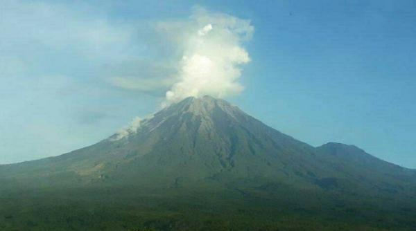  Gunung  Semeru  Muntahkan Awan Panas dan Lava Pijar Status  