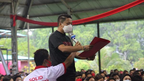 Tim Torpedo (Torang Pendukung Dondokambey Comunity) mendeklarasikan dukungannya untuk pemenangan Paslon Nomor Urut 3, Olly-Steven di Rumah Kaca, Kolongan, Minahasa Utara, Sulut, Selasa (1/12/2020). (Foto: Istimewa)