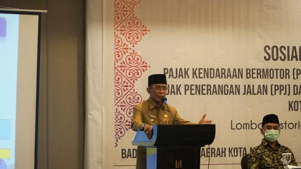 Wali Kota Mataram H Ahyar Abduh menghadiri Sosialisasi Pajak Daerah berupa PKB, BBNKB, PPJ, dan penyerahan secara simbolis Pembayaran Upah Petugas Penyampaian SPPT PBB-P2 Kota Mataram Tahun 2020, Selasa (1/12/2020). (Foto: Pemkot Mataram)