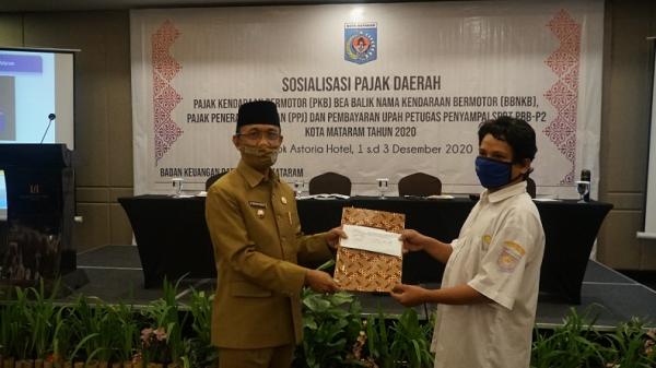 Wali Kota Mataram H Ahyar Abduh3 Wali Kota Mataram H Ahyar Abduh menghadiri Sosialisasi Pajak Daerah berupa PKB, BBNKB, PPJ, dan penyerahan secara simbolis Pembayaran Upah Petugas Penyampaian SPPT PBB-P2 Kota Mataram Tahun 2020, Selasa (1/12/2020). (Foto: Pemkot Mataram)