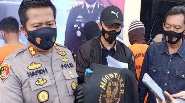 Kapolres Indramayu AKBP Hafidh S Herlambang menunjukkan kaus bertuliskan nama salah satu geng motor. (Foto: iNewsTv/Toiskandar)