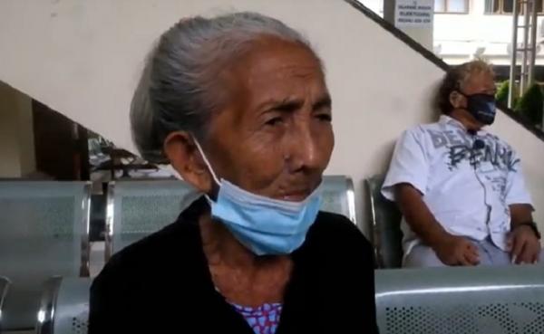 Nenek Ketut Reji (85) meminta persidangan kasusnya segera selesai. (iNews.id/Indira Arri(
