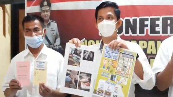 Kasatreskrim Polres Cianjur AKP Anton menunjukkan brosus penipuan dengan modus investasi bodong. (Foto: iNewsTv/M Andi Ichsyan)