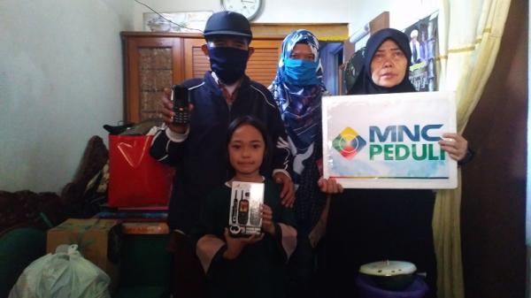 Abah Entis dapat bantuan dari MNC Peduli2 Abah Entis dan keluarga bersukacita menerima bantuan handphone baru untuk berjualan pulsa dari MNC Peduli, Kamis (3/12/2020). (Foto: SINDOnews/Agung Bakti Sarasa)