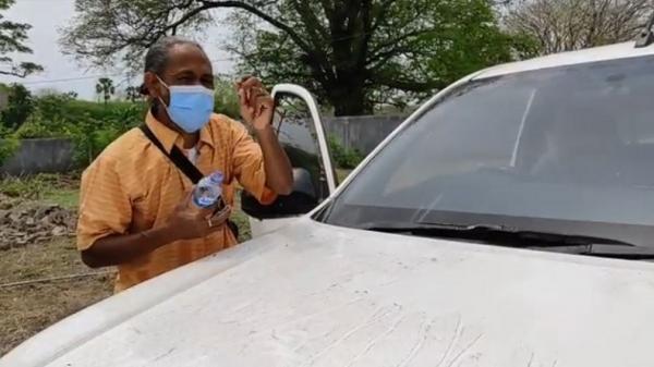 Hujan abu vulkanis akibat erupsi Gunung Ile Ape Hujan abu vulkanis akibat erupsi Gunung Ile Ape atau juga disebut Ile Lewotolok di Kabupaten Lembata, NTT, mengguyur sejumlah wilayah sekitar gunung tersebut, Kamis (3/12/2020). (Foto: iNews/Joni Nura)