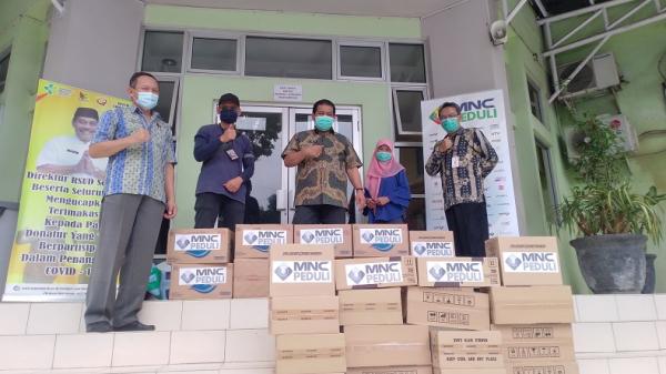 MNC Peduli menyalurkan bantuan kepada RSUD Soreang sebagai wujud apresiasi MNC Peduli kepada RSUD Soreang dalam membantu penanganan Covid-19, Kamis (3/12/2020). (Foto: SINDOnews/Agung Bakti Sarasa)