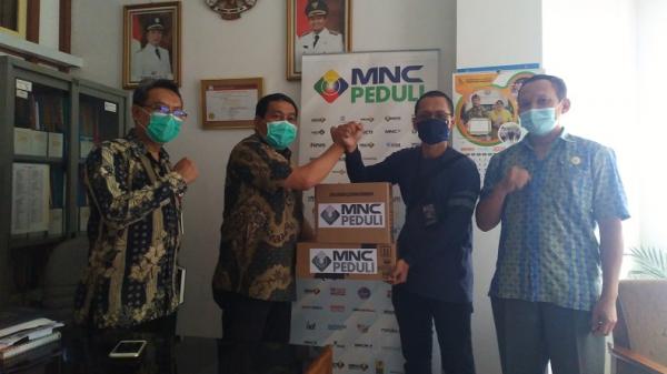 MNC Peduli menyalurkan bantuan kepada RSUD Soreang sebagai wujud apresiasi MNC Peduli kepada RSUD Soreang dalam membantu penanganan Covid-19, Kamis (3/12/2020). (Foto: SINDOnews/Agung Bakti Sarasa)
