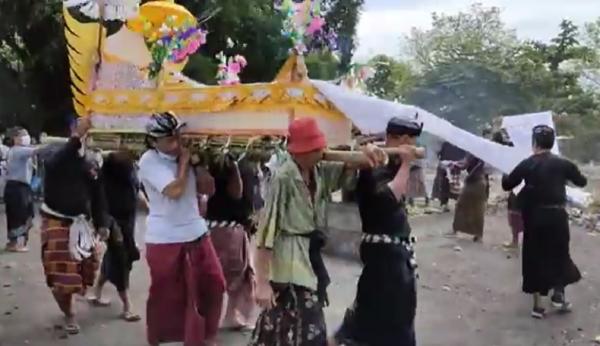 Pemakaman selebgram Ayu Wulantari Pemakaman selebgram Ayu Wulantari di Singaraja, Buleleng, Bali, Kamis (3/12/2020). (iNews.id/Pande Wismaya)