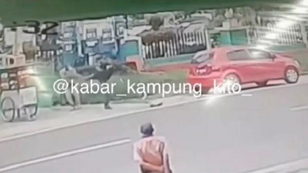 video viral pedagang bakso ditendang Tangkapan layar pedagang bakso di Jambi ditendang pengendara mobil hingga jatuh yang videonya viral di media sosial. (Foto: Instagram)