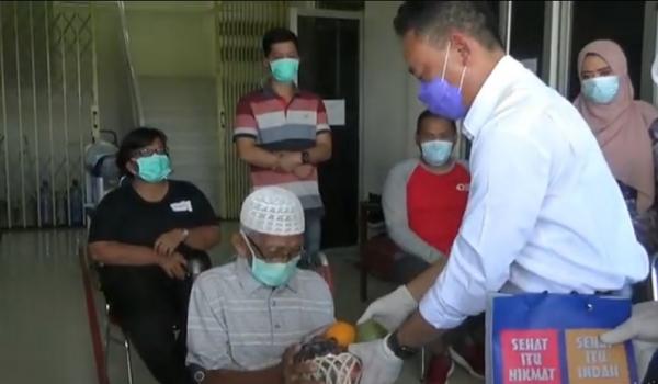 Kakek 95 tahun sembuh Wali Kota Pontianak melepas Tadjeri Soelaiman (95) kakek yang sembuh dari Covid-19 di Rusunawa Nipah Kuning, Kamis (3/12/2020). (iNews.id/Barlian Pasore)