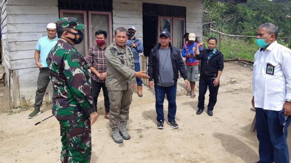 Pangdam XIII/Merdeka Mayjen TNI Santos G Matondang turun memantau situasi di Desa Lemban Tongoa, Kecamatan Palolo,  pascateror Kelompok MIT di Kabupaten Sigi, Sulteng, Jumat (4/12/2020). (Foto: Okezone/Subhan Sabu)