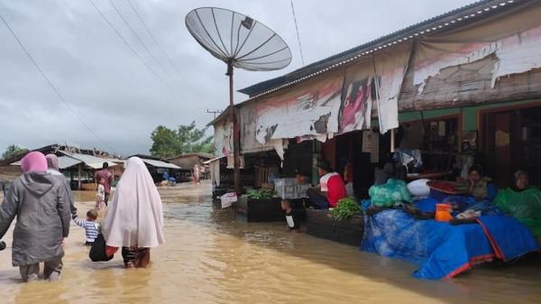 banjir aceh timur2 Warga melintasi banjir di Gampong Keude, Kecamatan Darul Aman Kabupaten Aceh Timur, Sabtu (5/12/2020). (Foto: Antara)