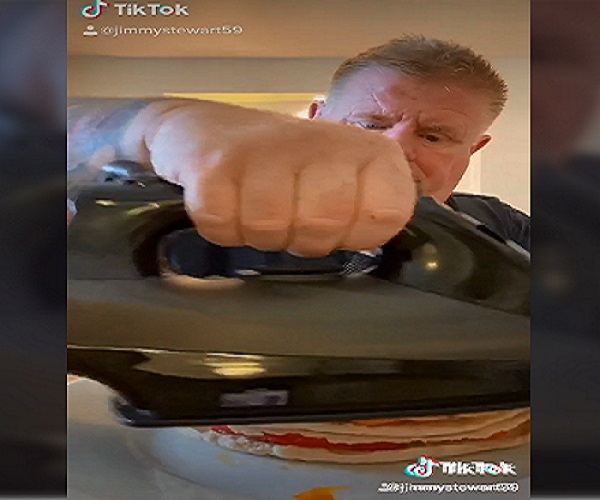 Jimmy Stewart pernah mengunggah video dirinya membuat makanan ala restoran menggunakan peralatan kamar hotel. (foto: TikTok)