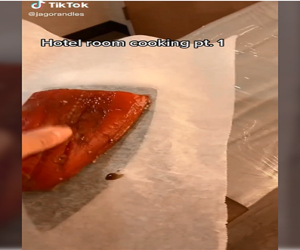 Koki masak 1 Jago Randles, koki asal Inggris, viral setelah mengunggah video aktivitas masak menggunakan peralatan kamar isolasi di TikTok. (foto: Tiktok)