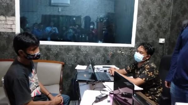 Penyidik memeriksa pelaku penganiayaan pedagang bakso di Jambi. (Foto: iNews/Azhari Sultan).
