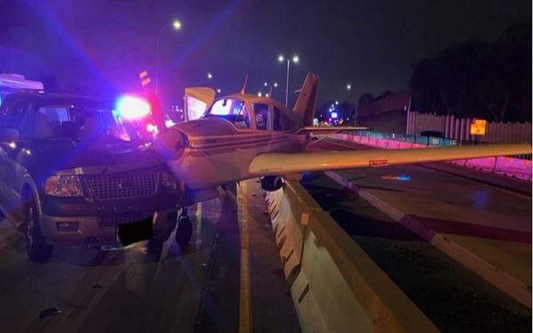 Pesawat bermesin tunggal mendarat darurat di jalan tol penghubung antar negara bagian di Minnesota, Amerika Serikat, Jumat (4/12/2020) malam waktu setempat. (foto: Ramsey County Deputy`s Federation)