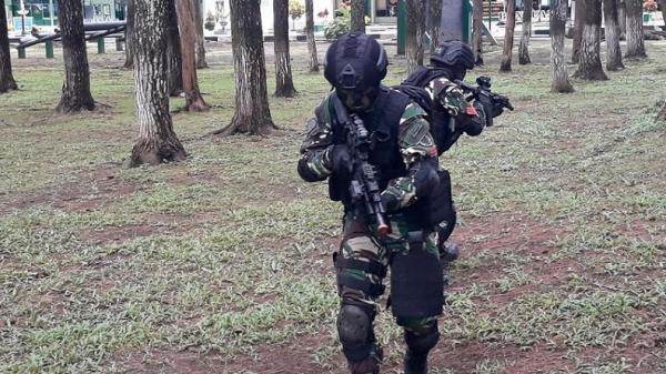 Satuan Yonif Para Raider 502/Ujwala Yudha Prajurit Satuan Yonif Para Raider 502/Ujwala Yudha. (Foto: SINDOnews/Komaruddin Bagja Arjawinangun)