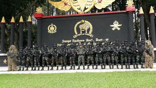Satuan Yonif Para Raider 502/Ujwala Yudha2 Satuan Yonif Para Raider 502/Ujwala Yudha. (Foto: SINDOnews/Komaruddin Bagja Arjawinangun)