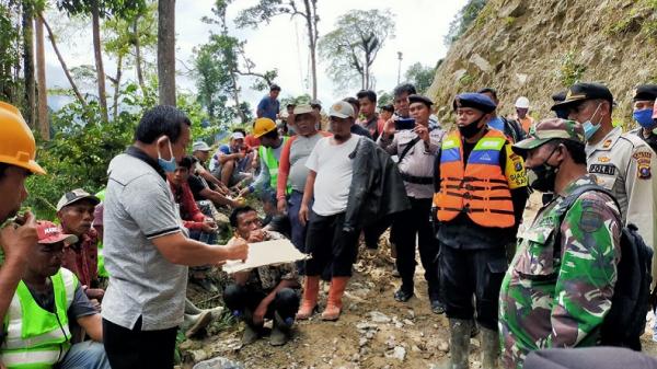 Tim gabungan dari BPBD Kabupaten Tapsel, TNI, Brimob, Polres Tapsel, dan internal PLTA Batangtoru, serta relawan dan masyarakat mencari korban hilang saat longsor di Batangtoru, Tapsel, Sabtu (5/12/2020). (Foto: Istimewa)