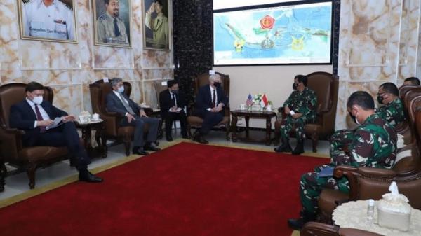 Panglima TNI 3 Panglima TNI Marsekal TNI Hadi Tjahjanto menerima kunjungan Penjabat Menhan AS Christopher C Miller di Subden Mabes TNI, Jakarta Pusat, Senin (7/12/2020).  (Foto: Puspen TNI).