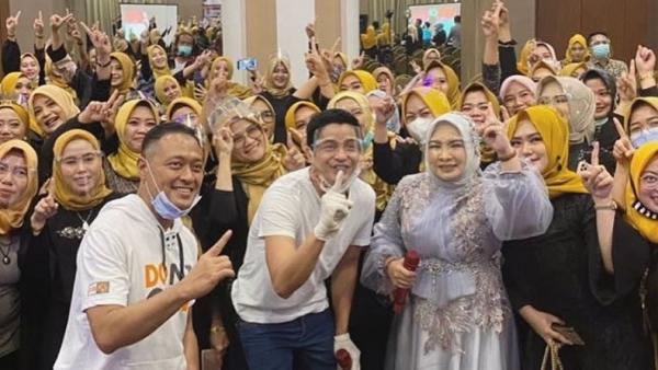Cawabup Karawang Adly Fairuz dan Calon Bupati Yessy Karya Lianti. (Foto: Instagram adlyfayruz)