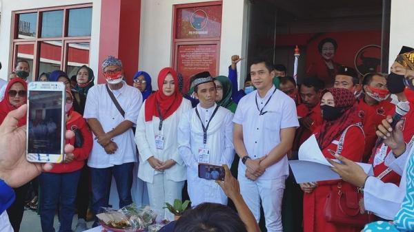 Adly Fairuz saat deklarasi pencalonannya bersama Yessy Karya Lianti di Pilkada Karawang. Paslon ini diusung oleh PDI Perjuangan. (Foto: Instagram adlyfayruz)