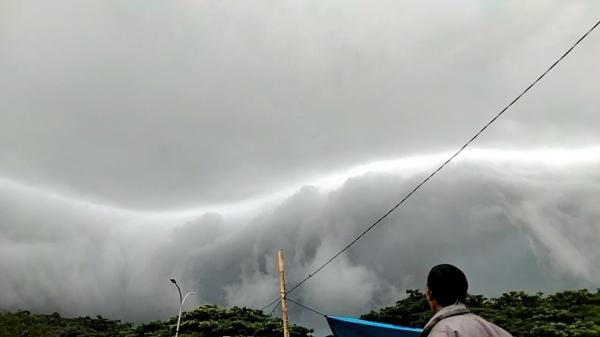 Tangkapan layar penampakan awan hitam yang mirip gelombang tsunami di Pasar Tradisional Modern (Tramo) Kecamatan Turikale, Kabupaten Maros, Sulsel, Senin (7/12/2020).