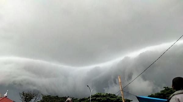 Tangkapan layar penampakan awan hitam yang mirip gelombang tsunami di Pasar Tradisional Modern (Tramo) Kecamatan Turikale, Kabupaten Maros, Sulsel, Senin (7/12/2020).
