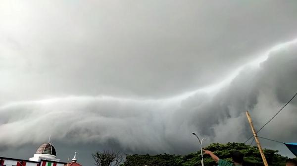 Tangkapan layar penampakan awan hitam yang mirip gelombang tsunami di Pasar Tradisional Modern (Tramo) Kecamatan Turikale, Kabupaten Maros, Sulsel, Senin (7/12/2020).