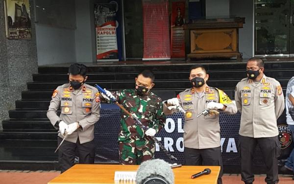 Kapolda Metro Jaya Irjen Pol Fadil Imran (tengah) menunjukkan barang bukti senjata yang dibawa kelompok diduga pendukung Habib Rizieq Shihab (Foto: iNews/Istimewa)
