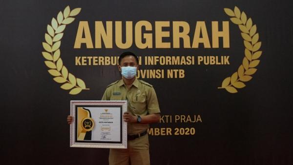 Kota Mataram kembali menerima penghargaan sebagai Badan Publik kabupaten/kota Informatif tahun 2020 dalam acara Anugerah Keterbukaan Informasi tahun 2020 yang diselenggarakan Komisi Informasi NTB, di Kantor Gubernur NTB, Senin (7/12/2020). (Istimewa)