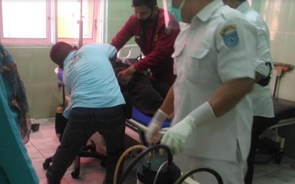 Anggota Polres Bengkulu Utara Bripka Edi Kartiko mendapat penanganan medis setelah diserang senjata tajam oleh orang tak dikenal. (Foto: iNews/Ismail Yugo)