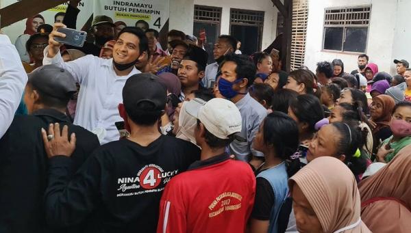 Cawabup Indramayu Lucky Hakim saat menemui warga Indramayu, Jabar. (Foto: Instagram luckyhakimofficial)