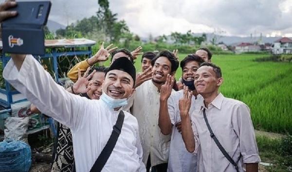 David Chalik 2 David Chalik berpose bersama warga Bukittinggi. (Foto: Instagram)