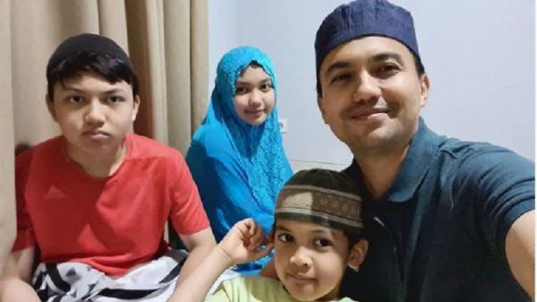 Sahrul bersama tiga anak kandung. (Foto: Instagram)
