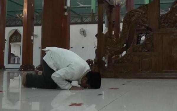 Cawabup Windu Suko Basuki sujud syukur di Masjid Agung Kendal. (Foto: iNews/Eddie Prayitno)