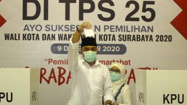 Calon Wali Kota Surabaya Eri Cahyadi mencuci tangan sebelum mencoblos di TPS 25 Ketintang, Rabu (9/12/2020). (istimewa)